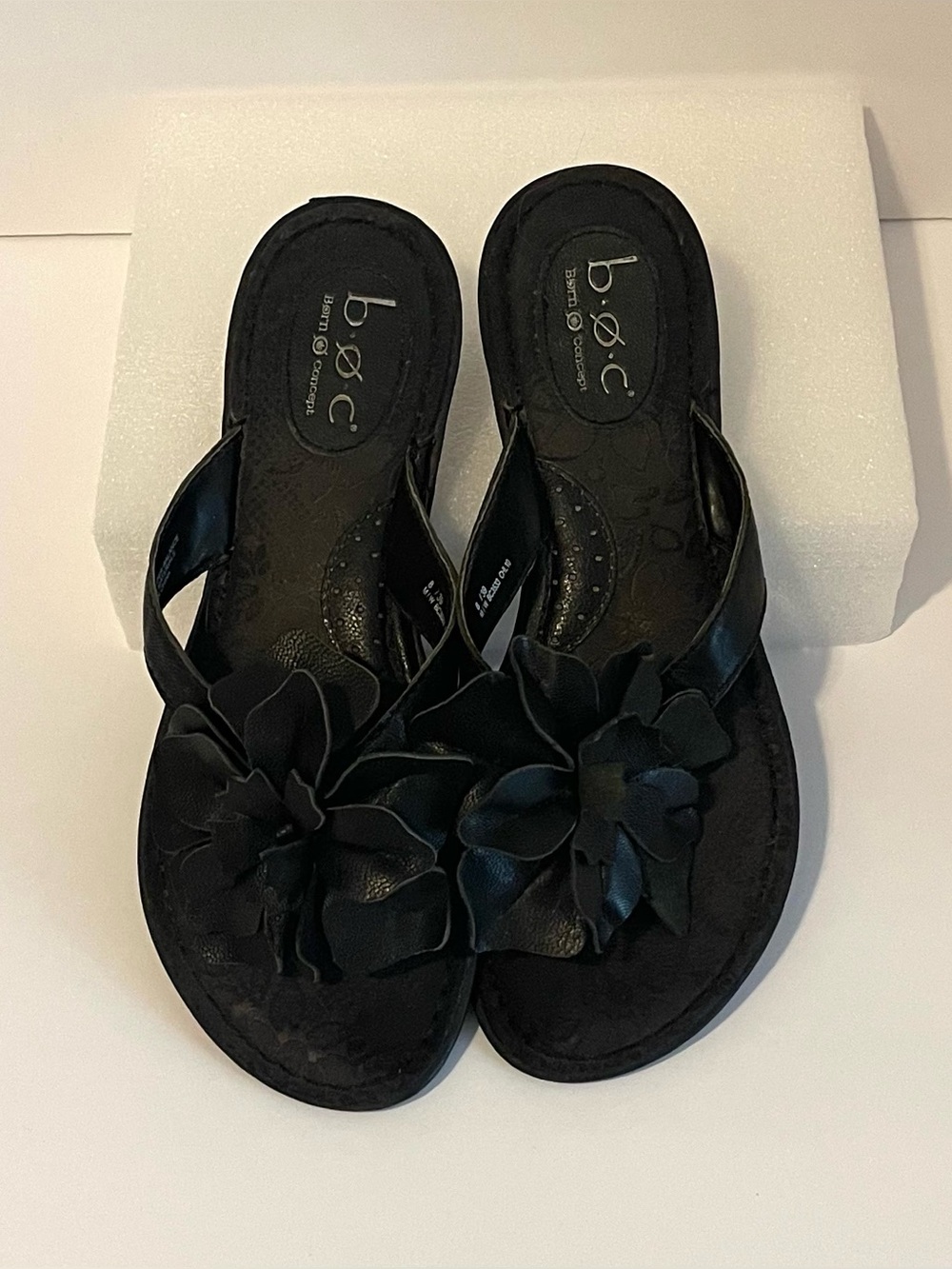 Born b.o.c. Black Leather Floral Thong Sandals